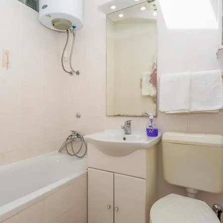 1 Bedroom Beautiful In Apartament *