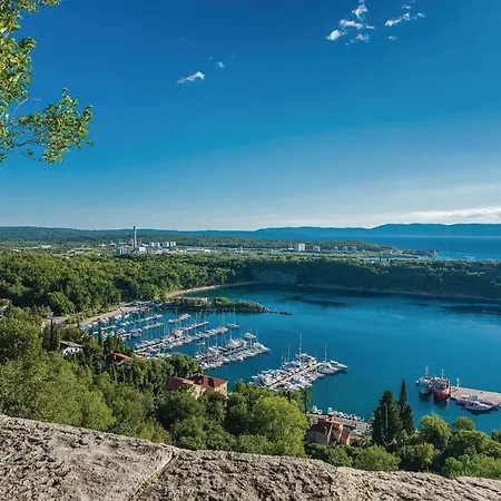 1 Bedroom Beautiful In * Omišalj