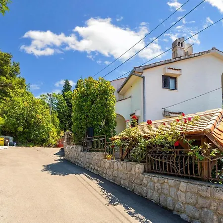 Apartament 1 Bedroom Beautiful In Omišalj