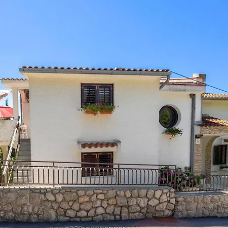 1 Bedroom Beautiful In Omišalj