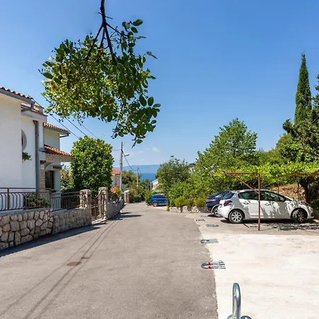 1 Bedroom Beautiful In * Omišalj